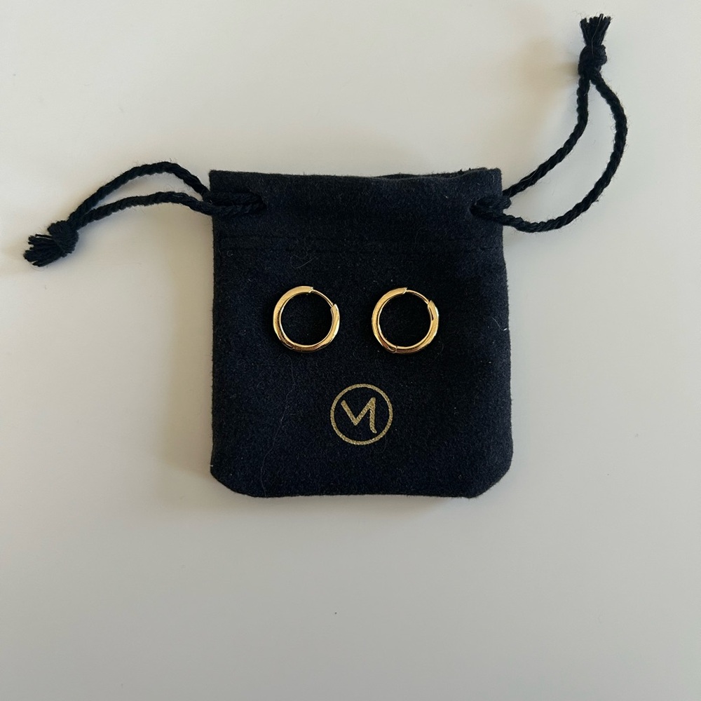 Mejuri Tube Medium Hoop Earrings